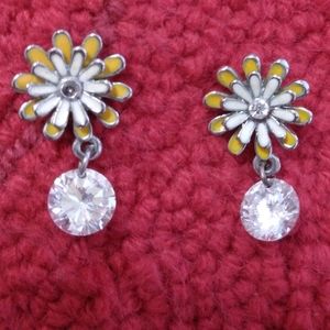 Vintage Enamel & Gold Metal Daisy Earrings - Pierced Ears circa 1970 Estate